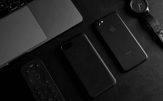 スマートフォン、ノートパソコン、腕時計の写真